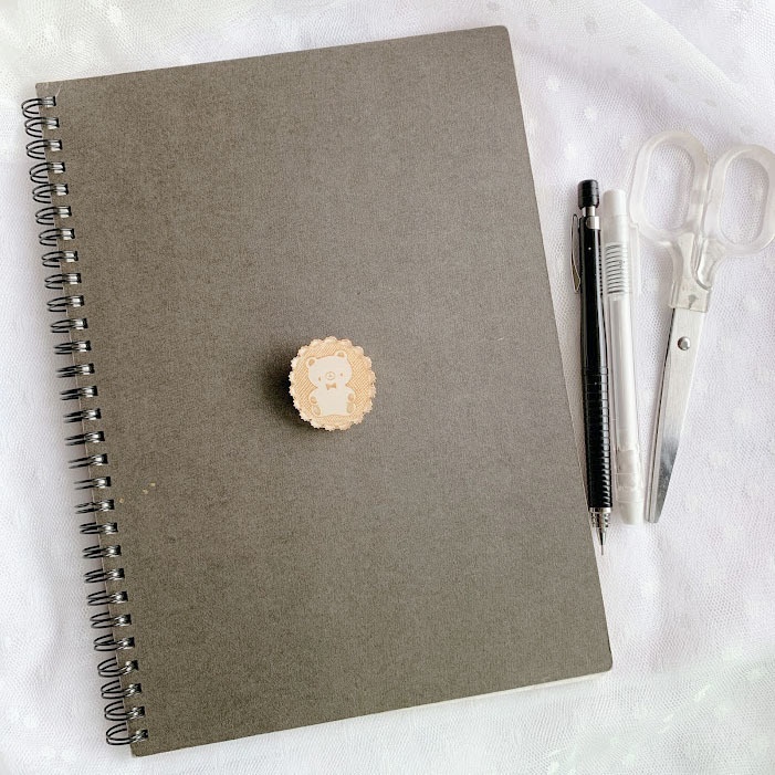 きらきら思い出のレースモチーフ*木とアクリルのブローチ