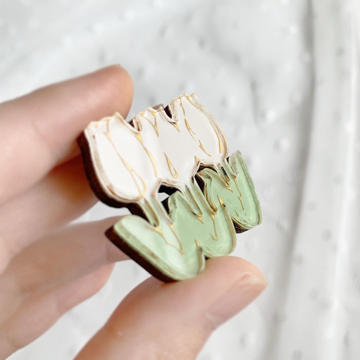 レトロチューリップ(ホワイト)*木とアクリルのブローチ