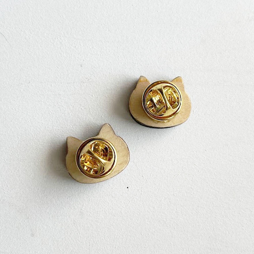 ミニミニねこさん*木のピンバッジ