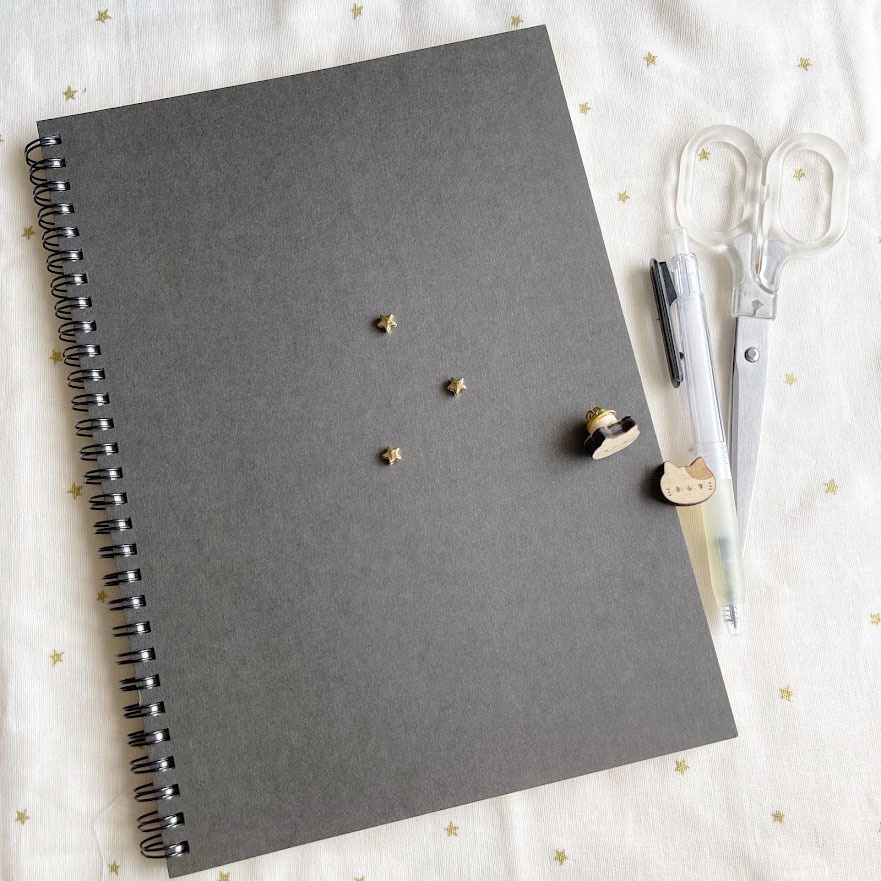 ミニミニねこさん*木のピンバッジ