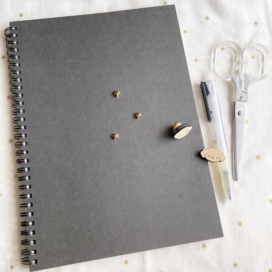 ミニミニいぬさん*木のピンバッジ