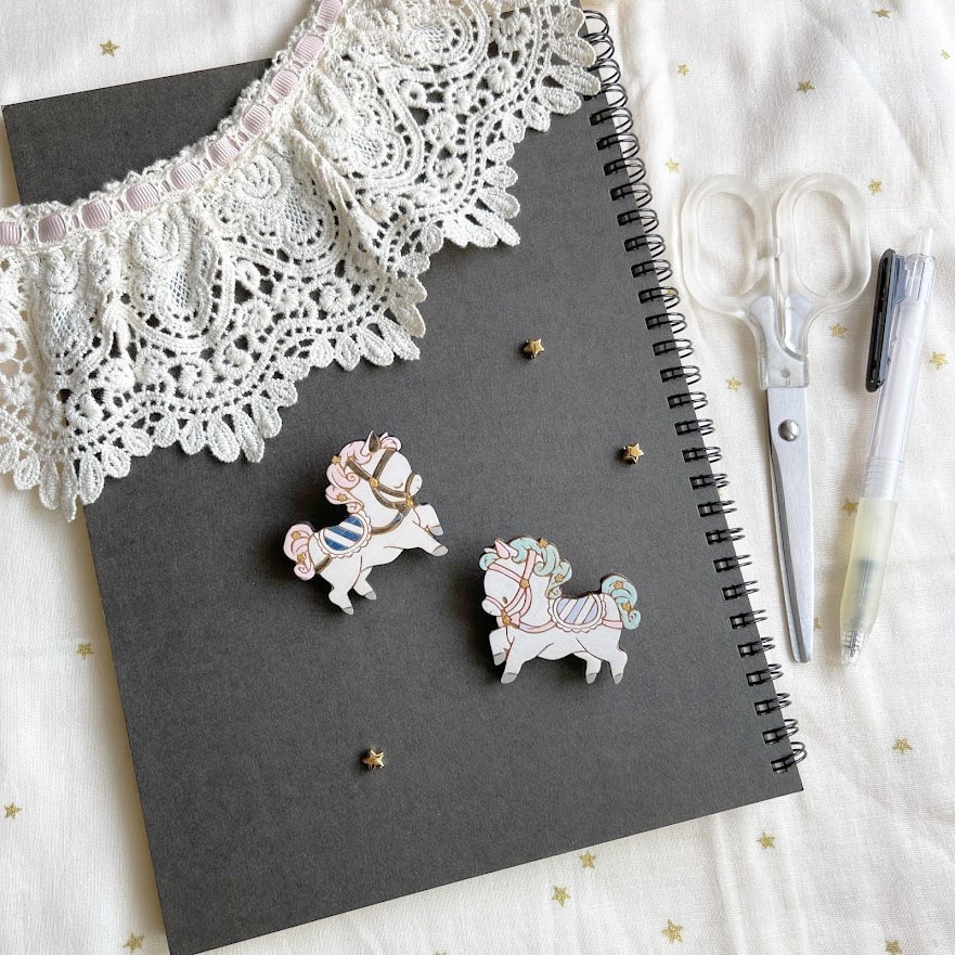 木馬のるるとひな*木のブローチ