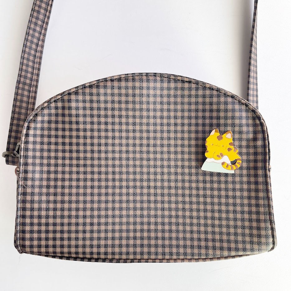 富士山とトラ*木のブローチ