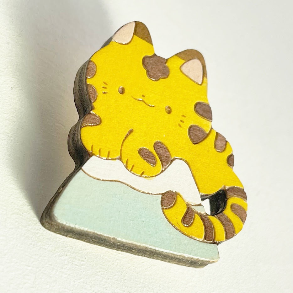 富士山とトラ*木のブローチ