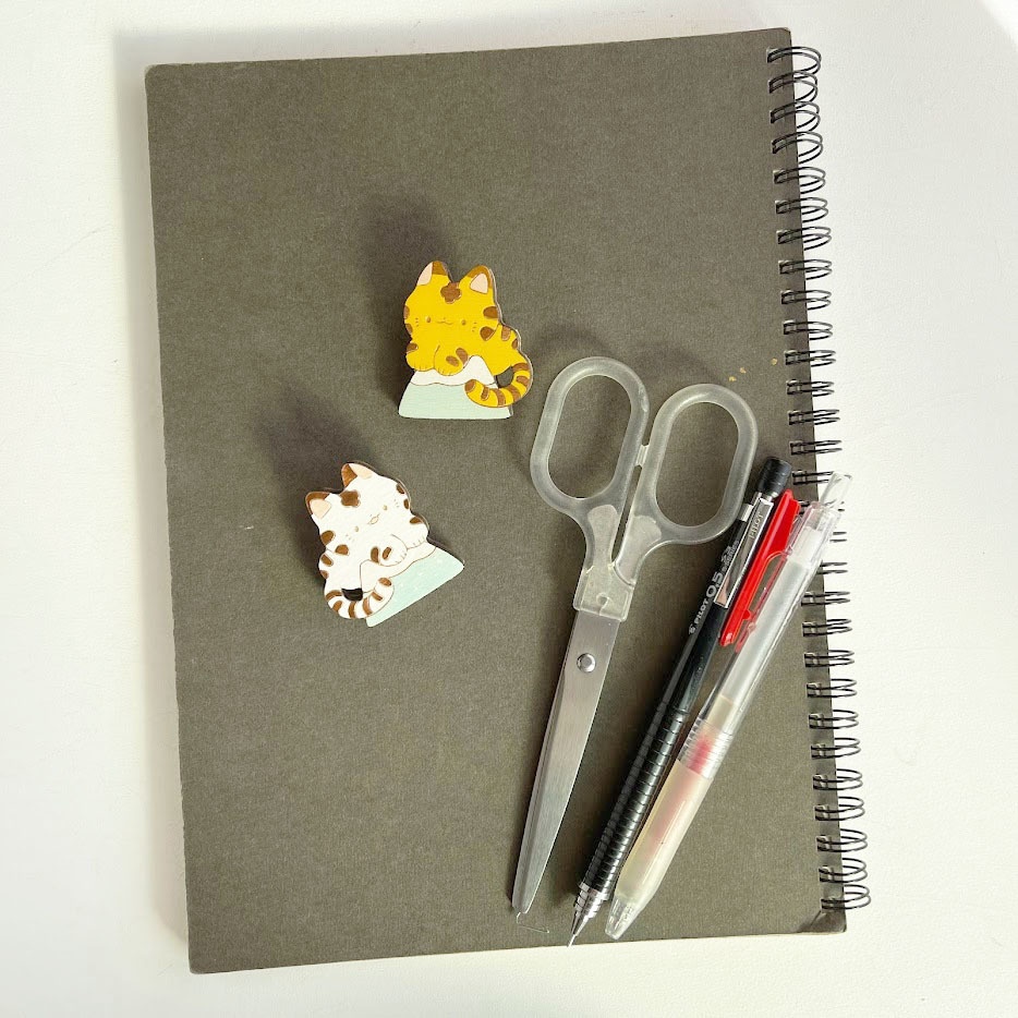 富士山とトラ*木のブローチ