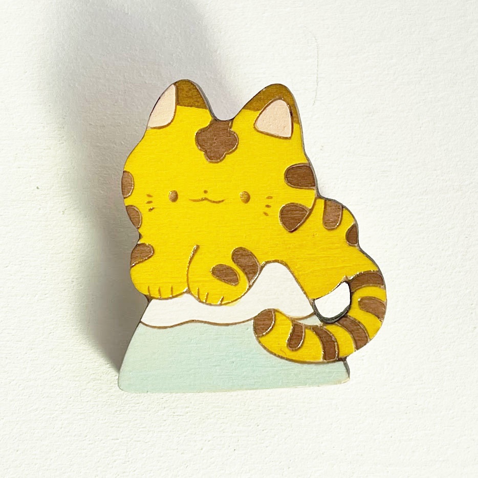 富士山とトラ*木のブローチ