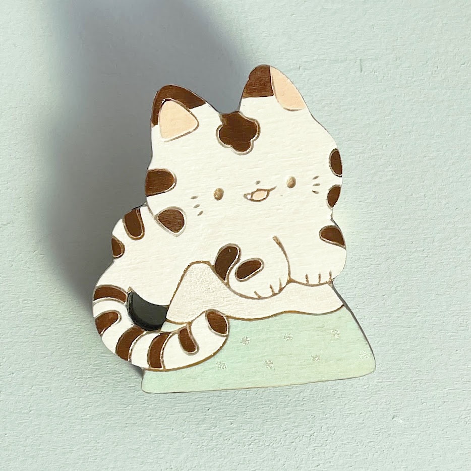 富士山とトラ*木のブローチ