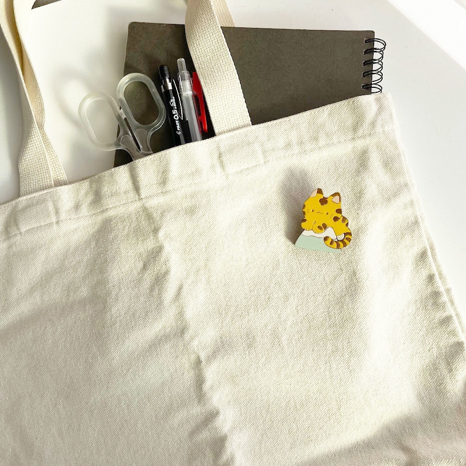 富士山とトラ*木のブローチ