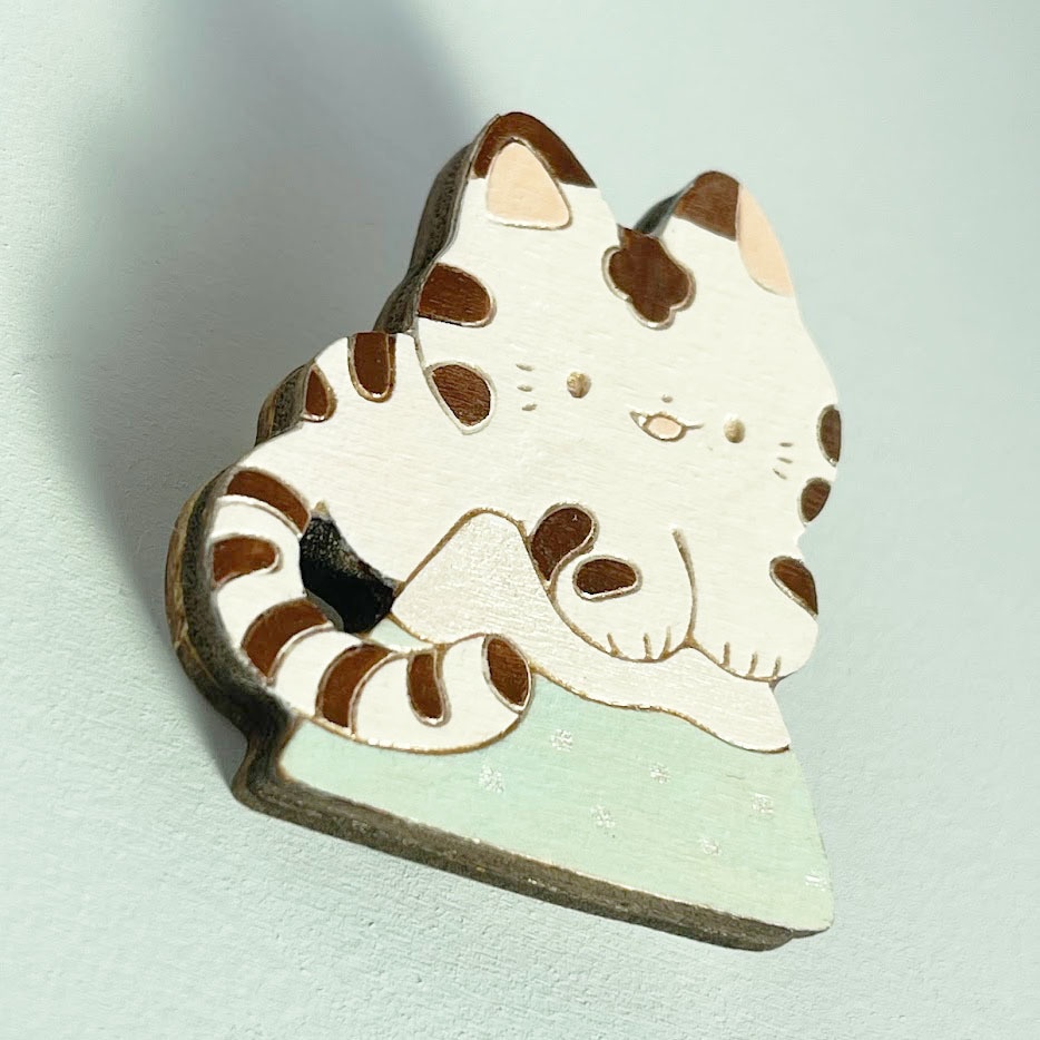 富士山とトラ*木のブローチ