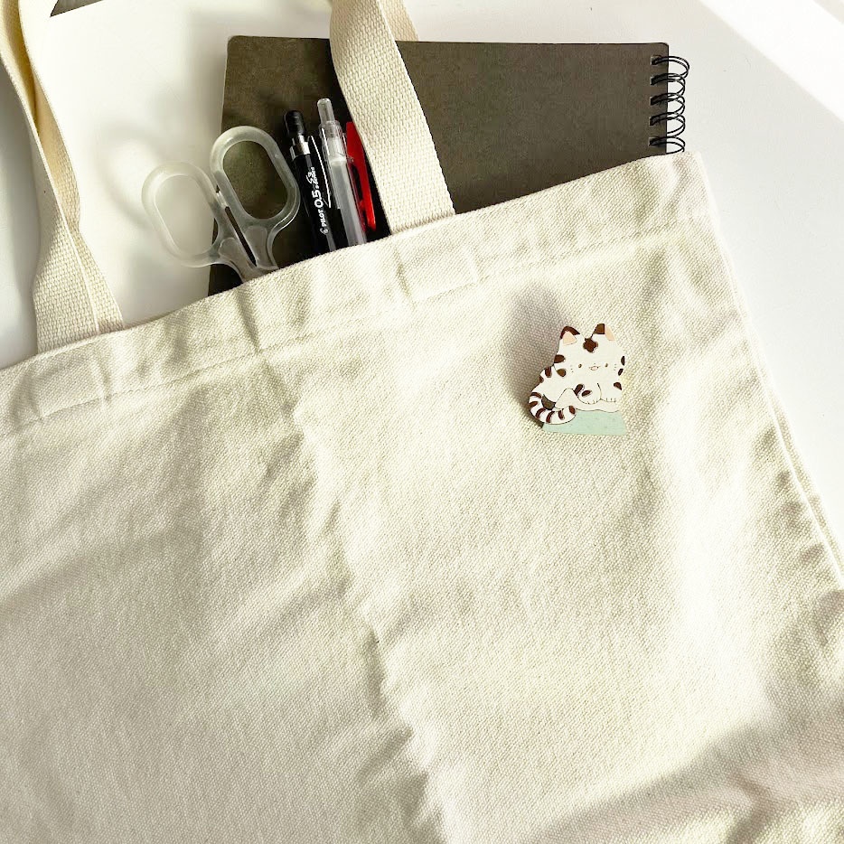 富士山とトラ*木のブローチ