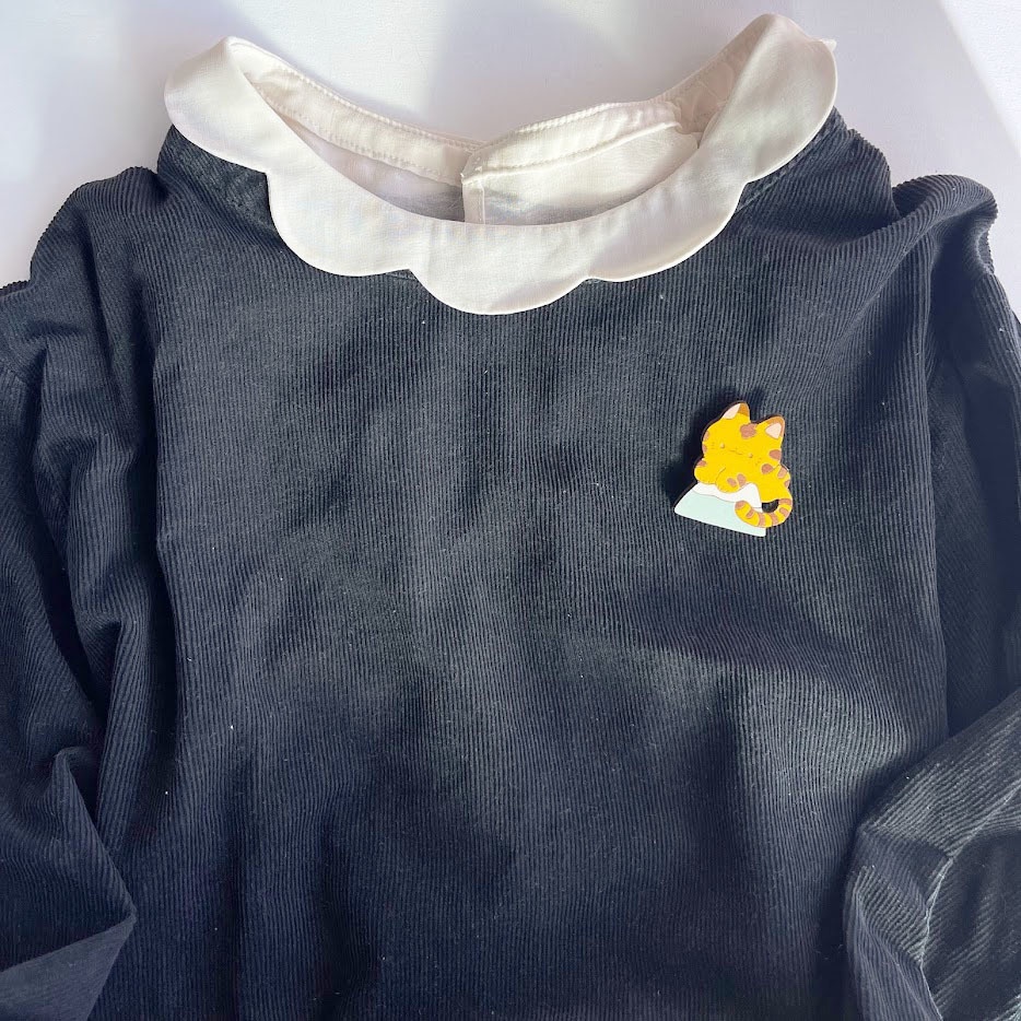 富士山とトラ*木のブローチ