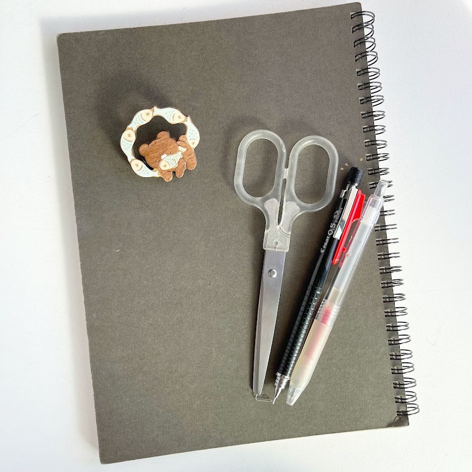 木彫りのくま*木のブローチ