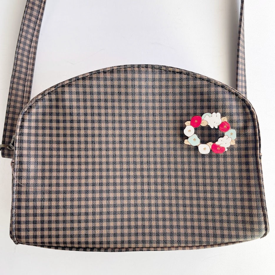 ツバキと白うさぎ*木のブローチ