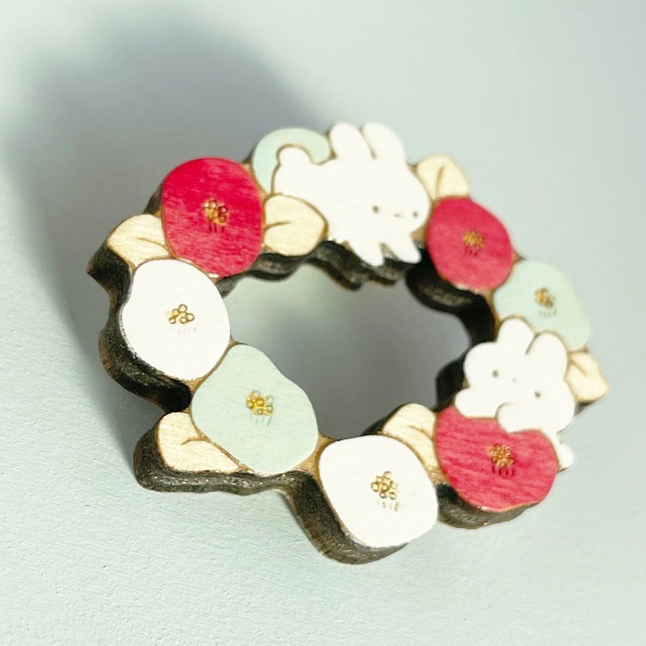 ツバキと白うさぎ*木のブローチ