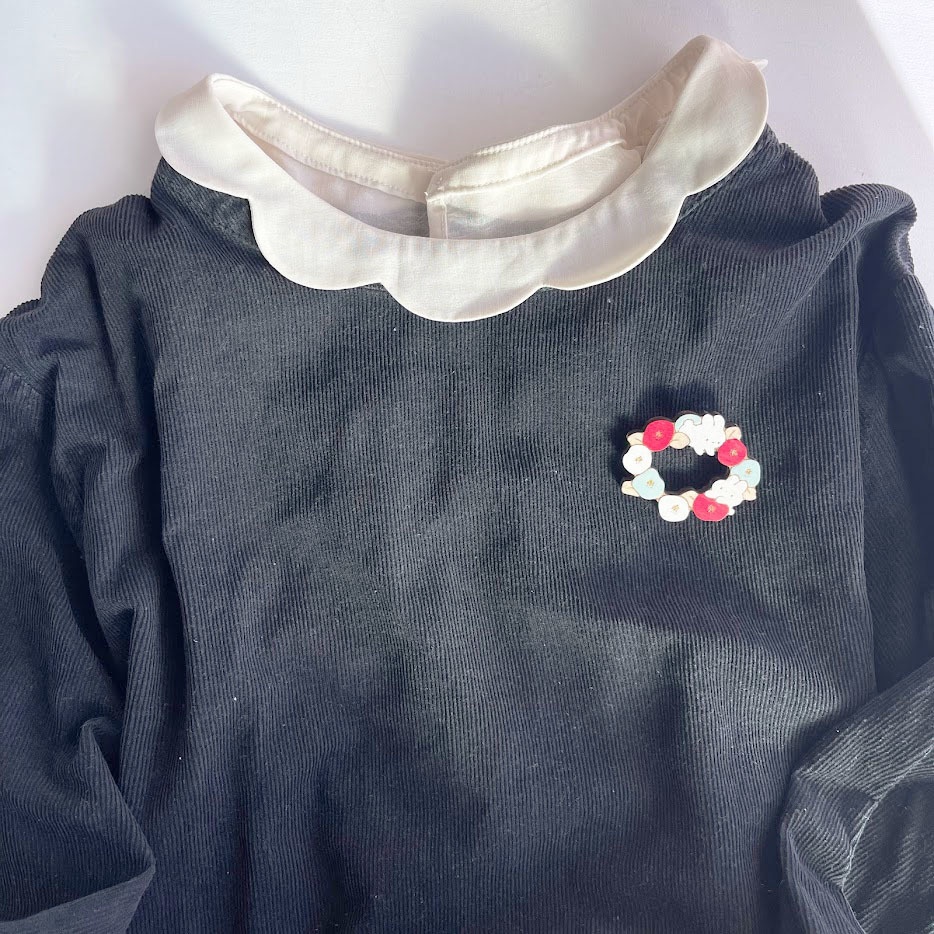 ツバキと白うさぎ*木のブローチ