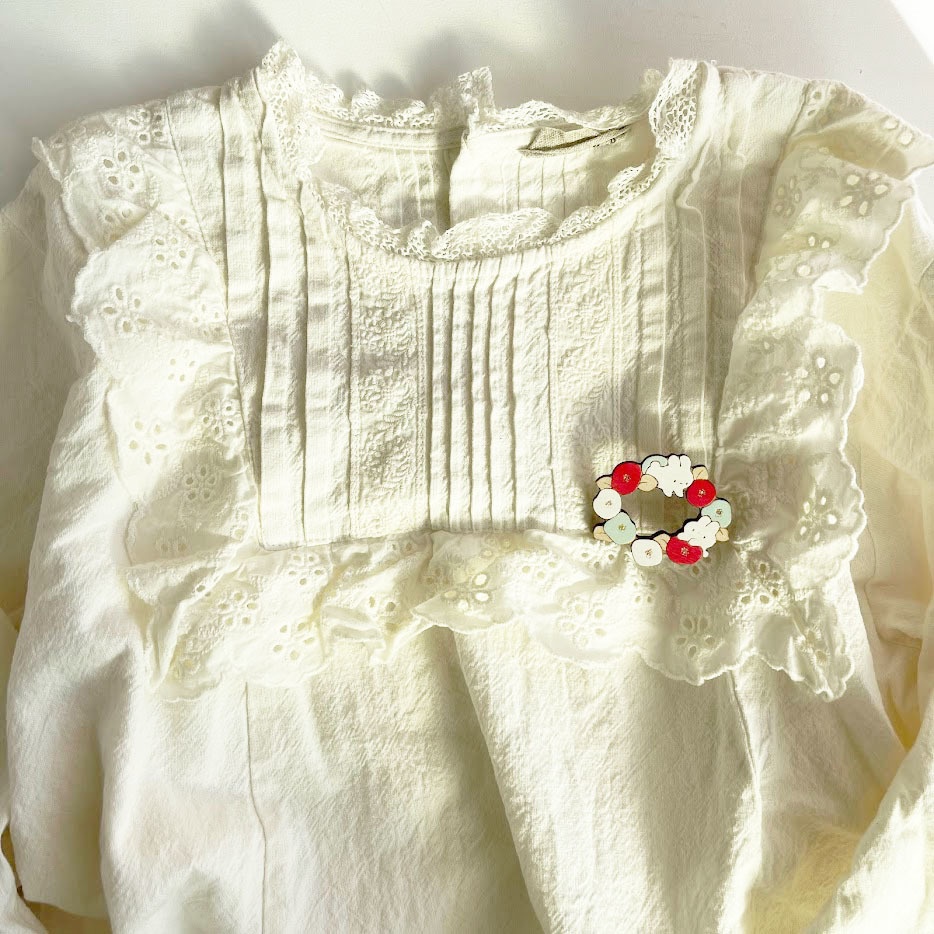 ツバキと白うさぎ*木のブローチ