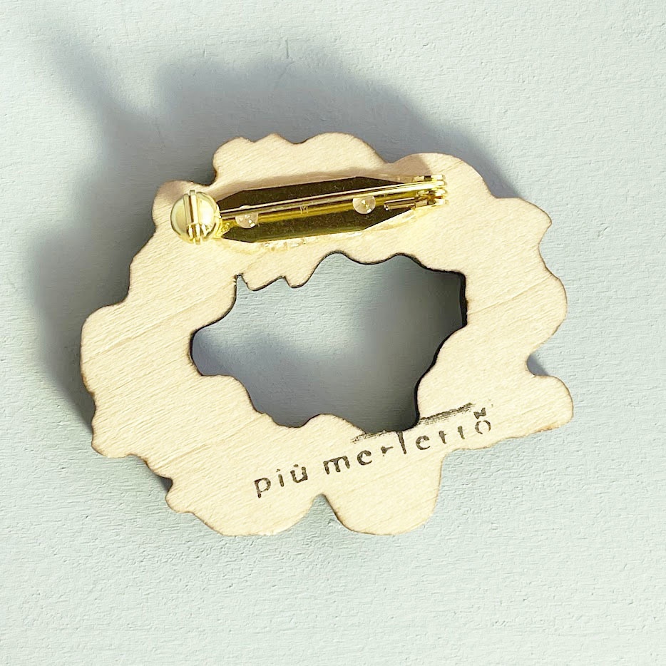 ツバキと白うさぎ*木のブローチ