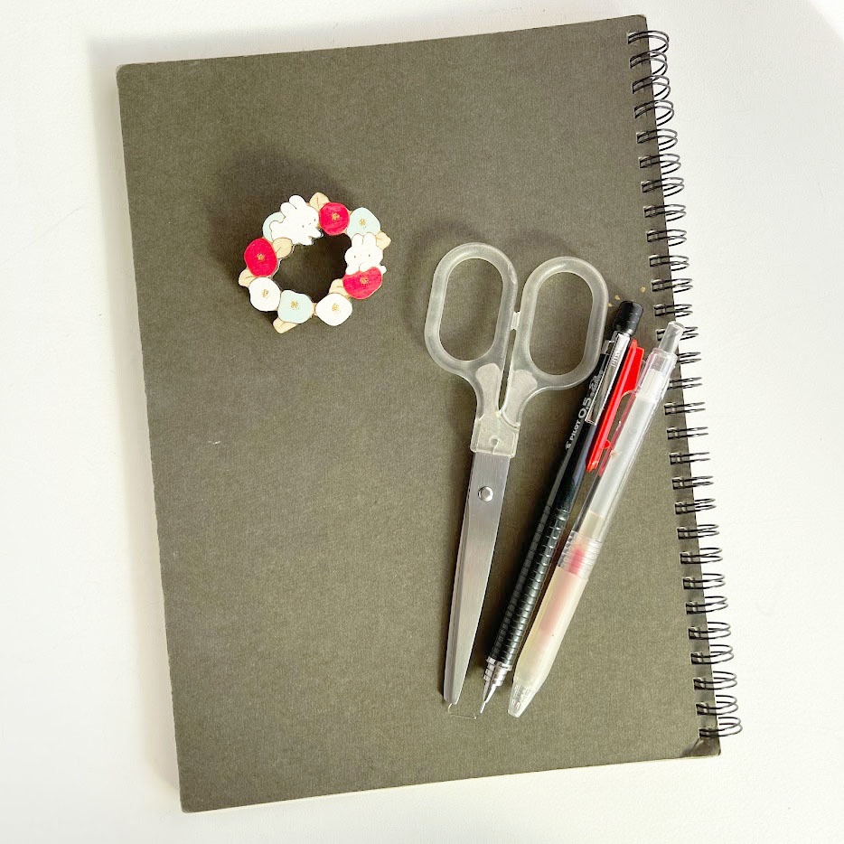 ツバキと白うさぎ*木のブローチ