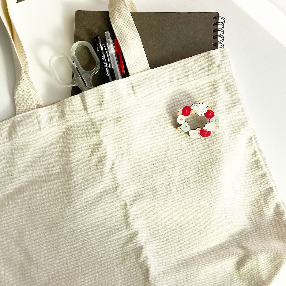 ツバキと白うさぎ*木のブローチ