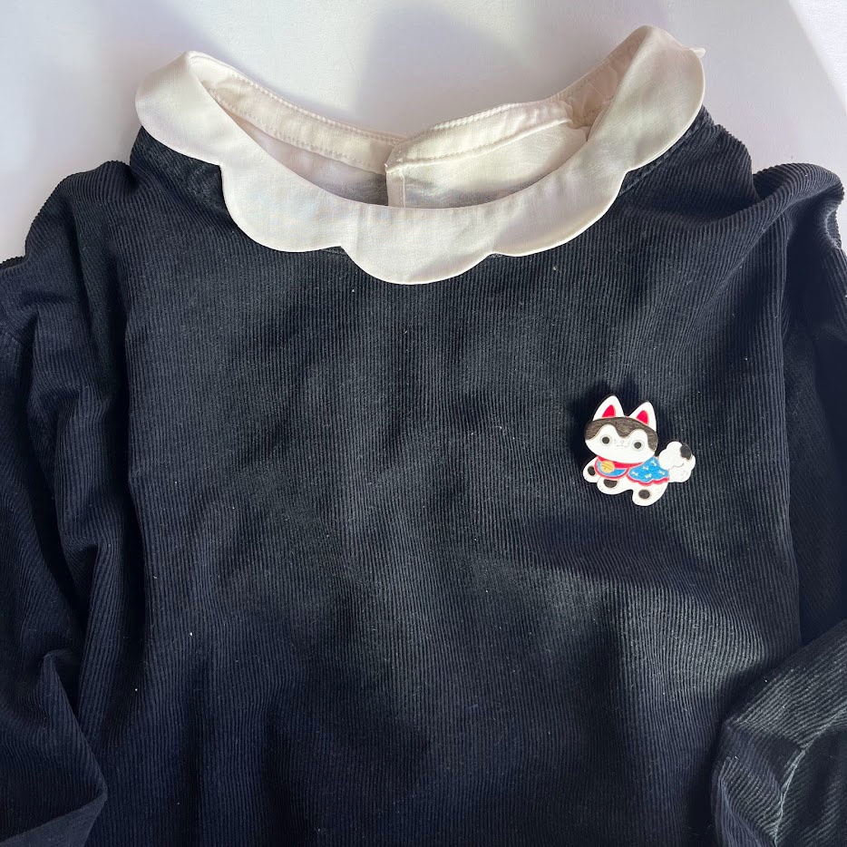 にっこり張り子いぬ*木のブローチ