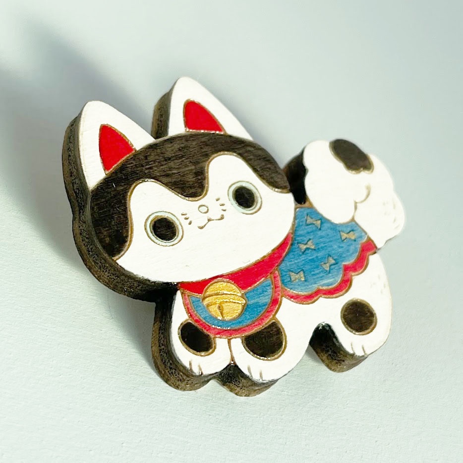 にっこり張り子いぬ*木のブローチ