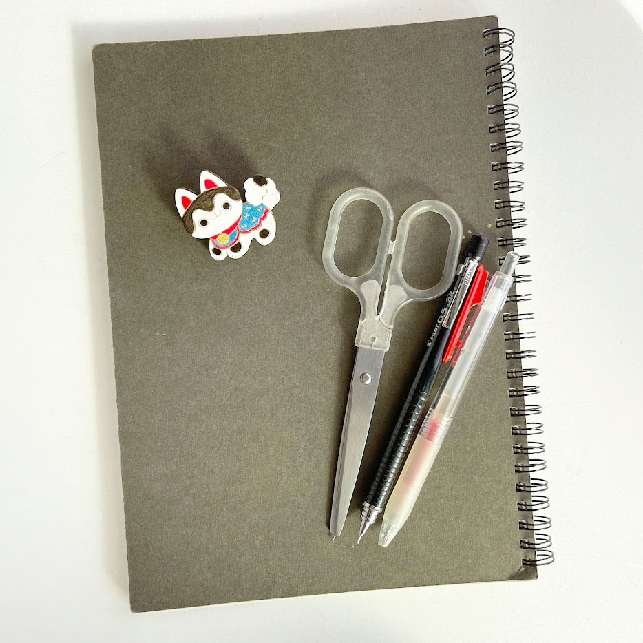 にっこり張り子いぬ*木のブローチ