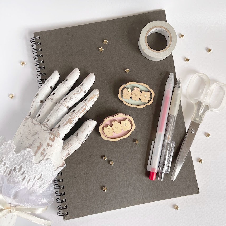 おててつなごう*木のブローチ