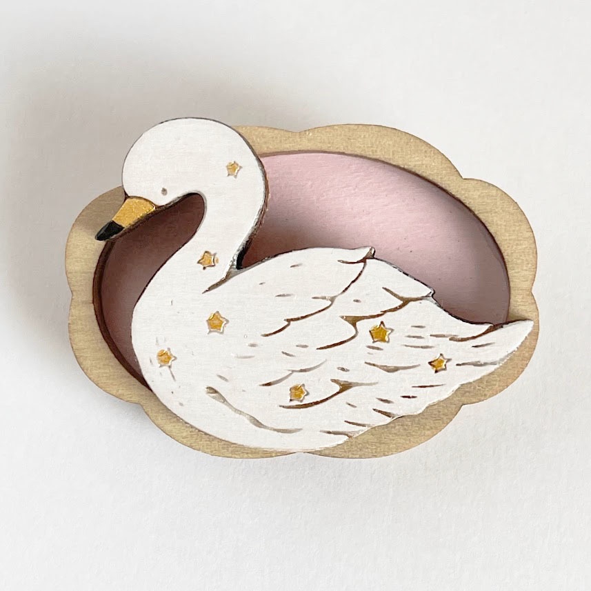 星屑と白鳥(木枠)*木のブローチ