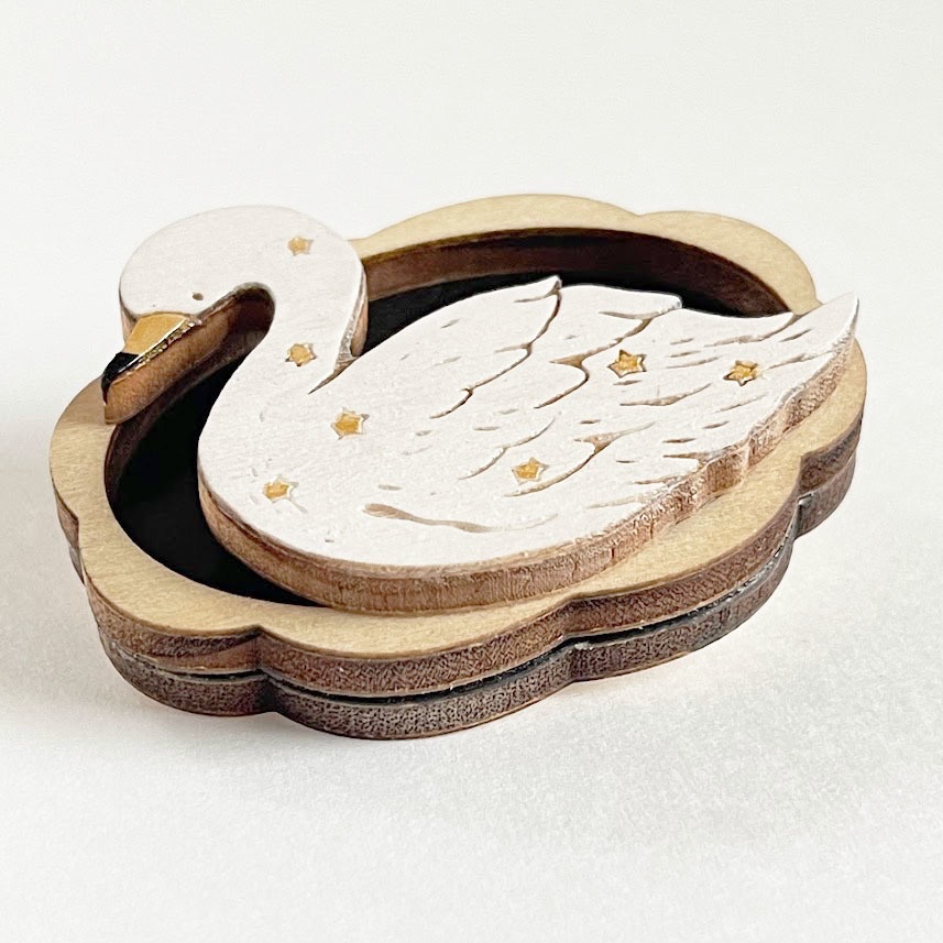 星屑と白鳥(木枠)*木のブローチ