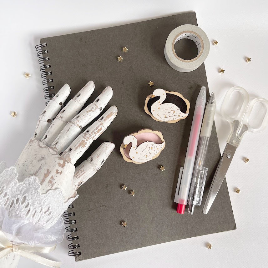 星屑と白鳥(木枠)*木のブローチ