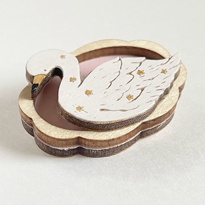 星屑と白鳥(木枠)*木のブローチ