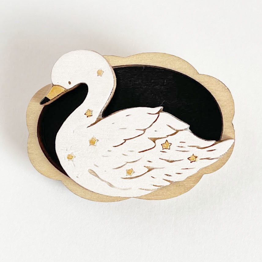 星屑と白鳥(木枠)*木のブローチ