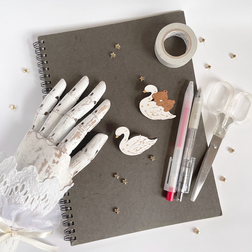 星屑と白鳥*木のブローチ