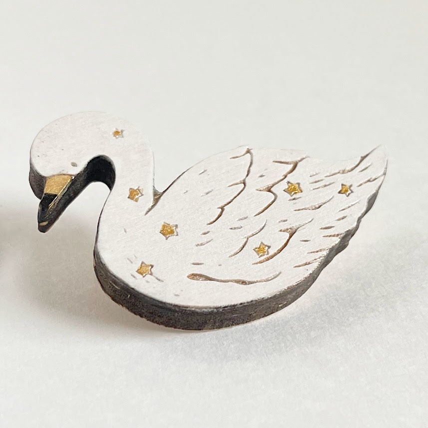 星屑と白鳥*木のブローチ