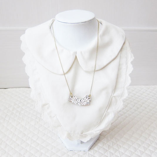 小さな白のお花*木とレジンのネックレス