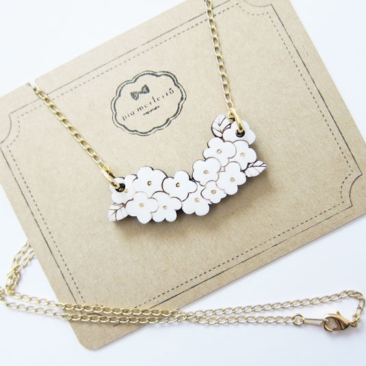小さな白のお花*木とレジンのネックレス
