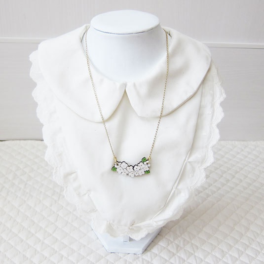 小さな白のお花*木とレジンのネックレス