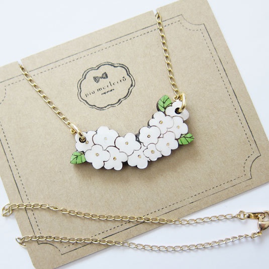 小さな白のお花*木とレジンのネックレス