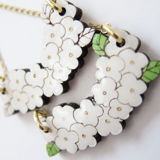 小さな白のお花*木とレジンのネックレス