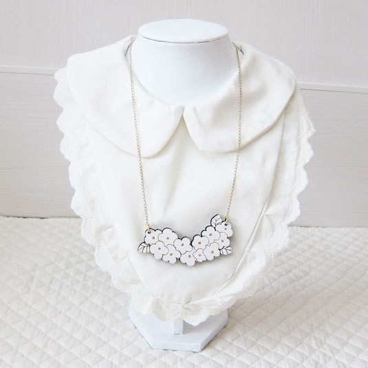 白のお花*木のネックレス