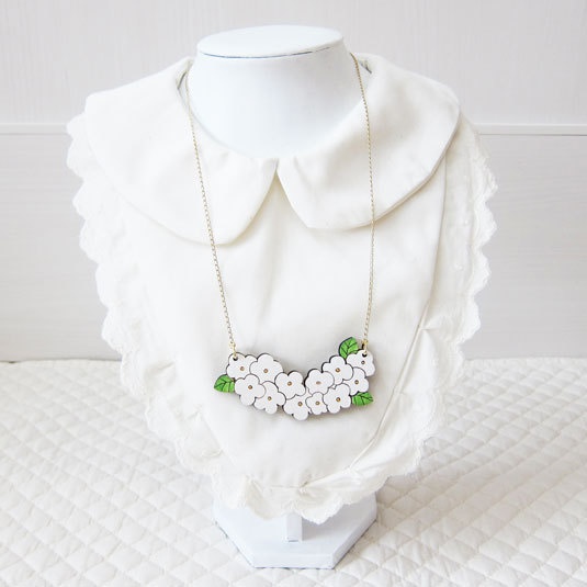 白のお花*木のネックレス