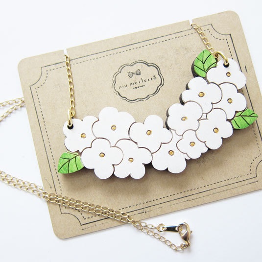 白のお花*木のネックレス