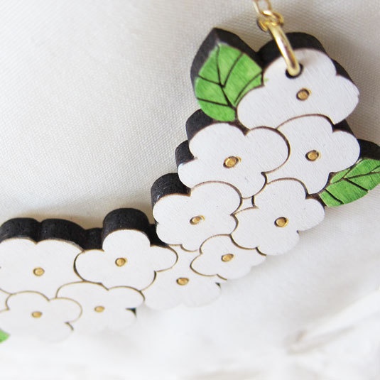 白のお花*木のネックレス