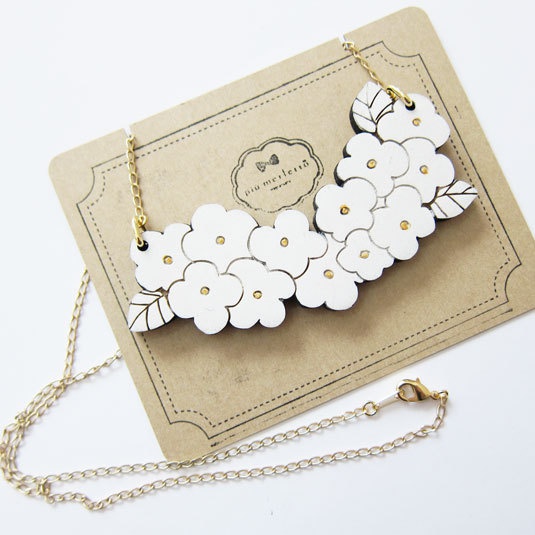 白のお花*木のネックレス