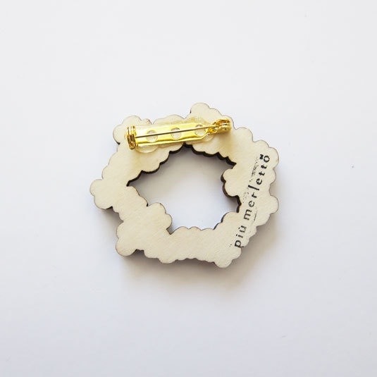 白の花かんむり*木のブローチ