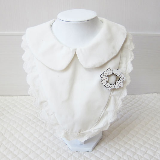 白の花かんむり*木のブローチ