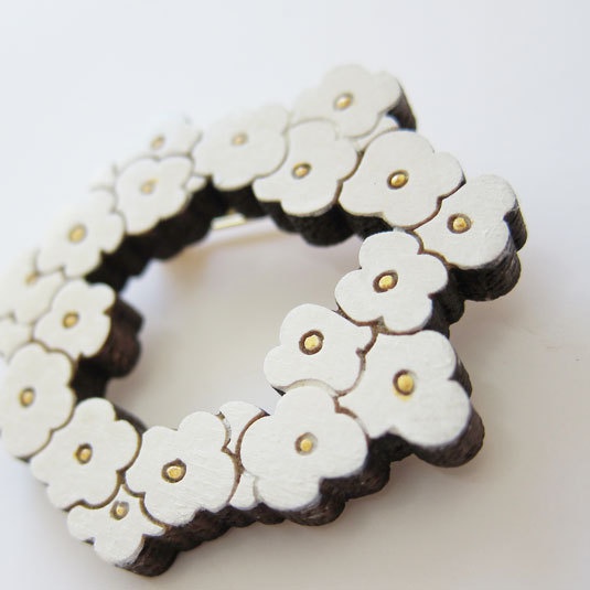 白の花かんむり*木のブローチ