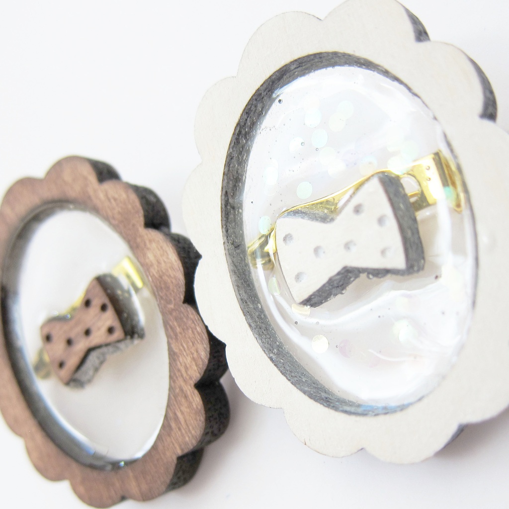 木枠のレジンブローチ