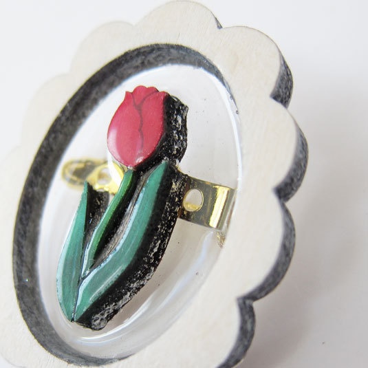 木枠のレジンブローチ