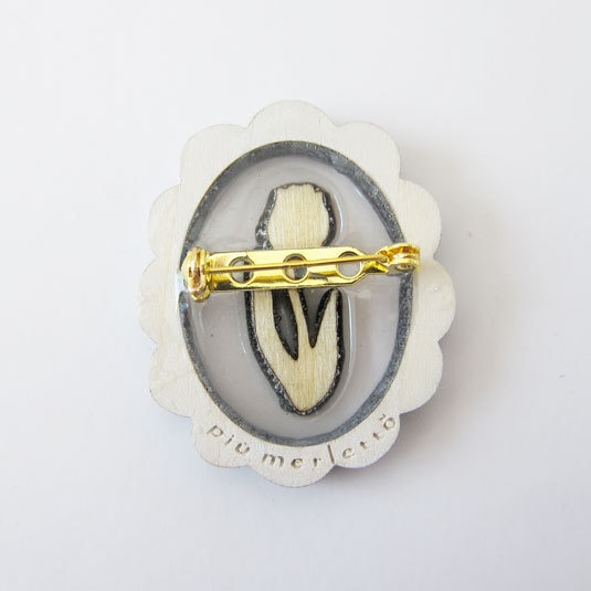 木枠のレジンブローチ